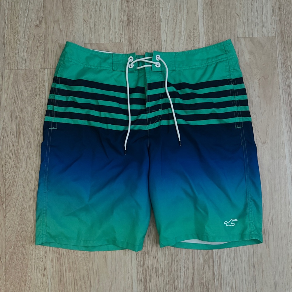 Men’s Hollister Gradient Blue and Green Swim Shorts Sz 34